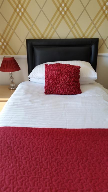 פלימות' Gallery Guest House חדר תמונה
