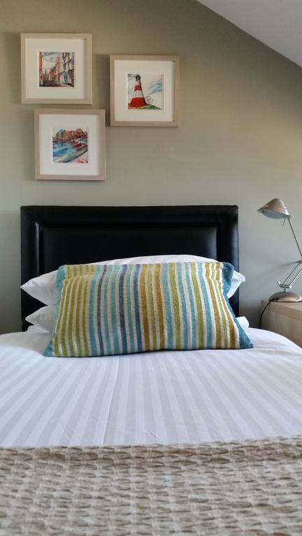 פלימות' Gallery Guest House חדר תמונה
