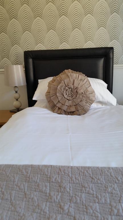 פלימות' Gallery Guest House חדר תמונה