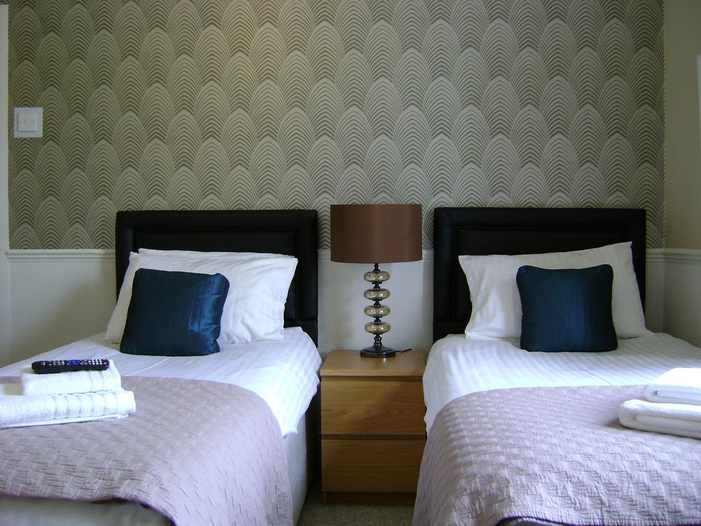 פלימות' Gallery Guest House חדר תמונה
