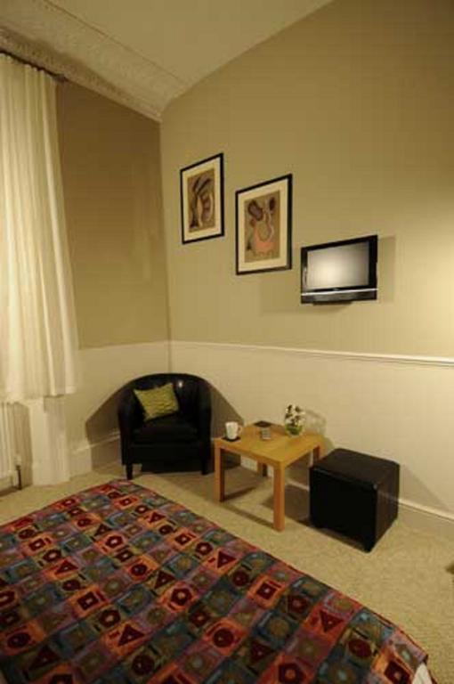 פלימות' Gallery Guest House חדר תמונה